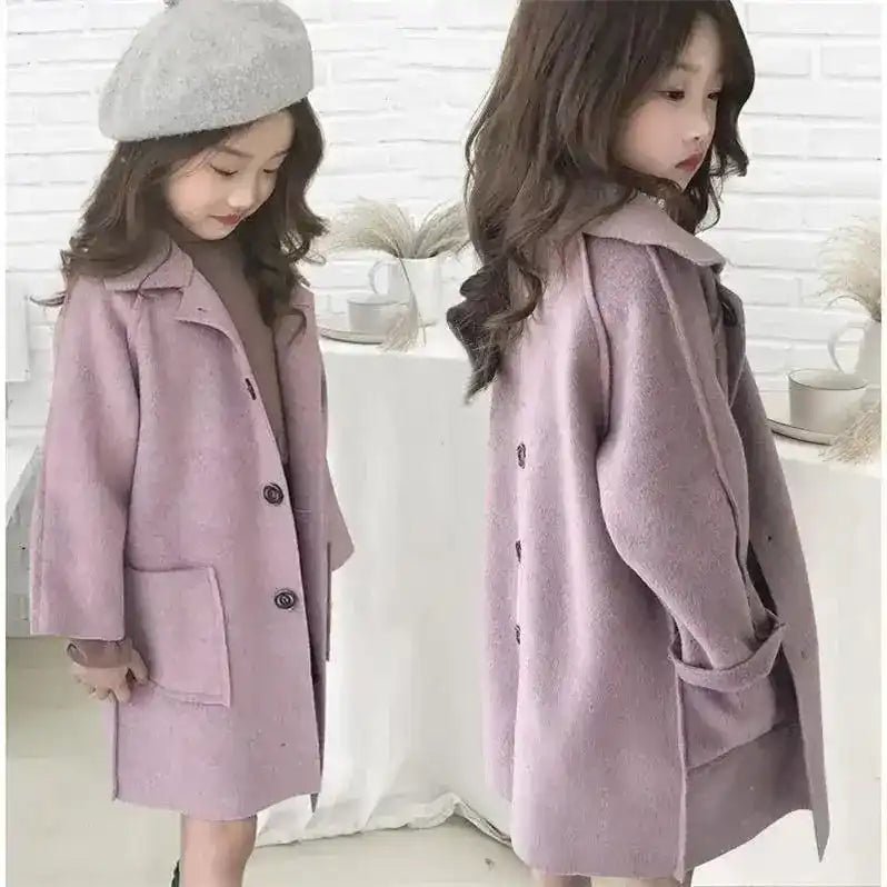 Fillette avec une parka rose Image