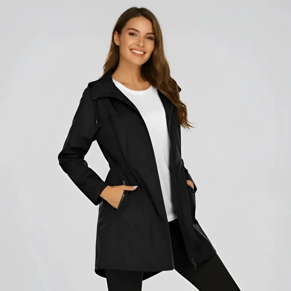 Parka femme chaude et imperméable avec capuche, utile pour illustrer l’entretien et le lavage d’une parka. Image
