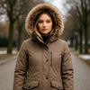 Femme portant une parka femme avec capuche en fourrure, idéale pour le confort et le style en hiver.