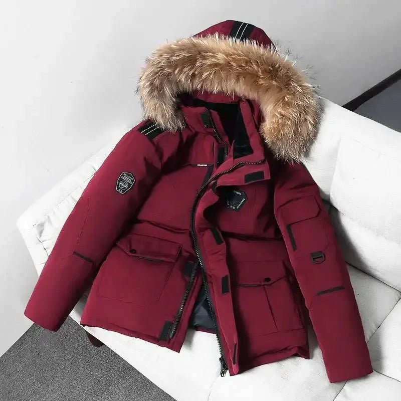 Parka doudoune homme à capuche fourrée en rouge, idéale pour les journées fraîches et l'hiver.