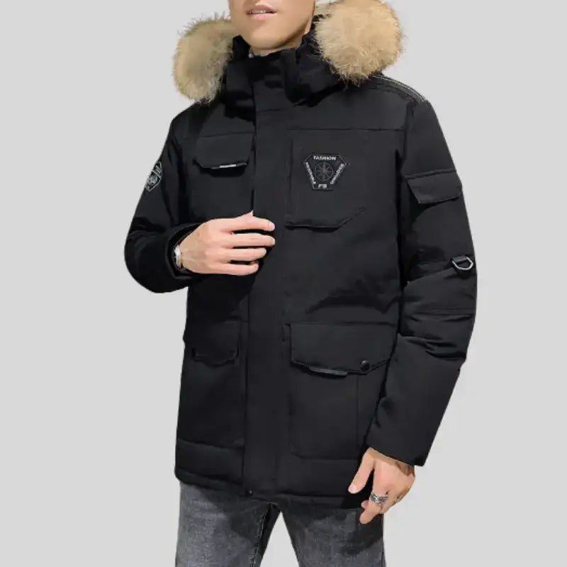 Parka doudoune homme à capuche fourrée – Le Polaire, modèle noir, avec fausse fourrure et plusieurs poches.
