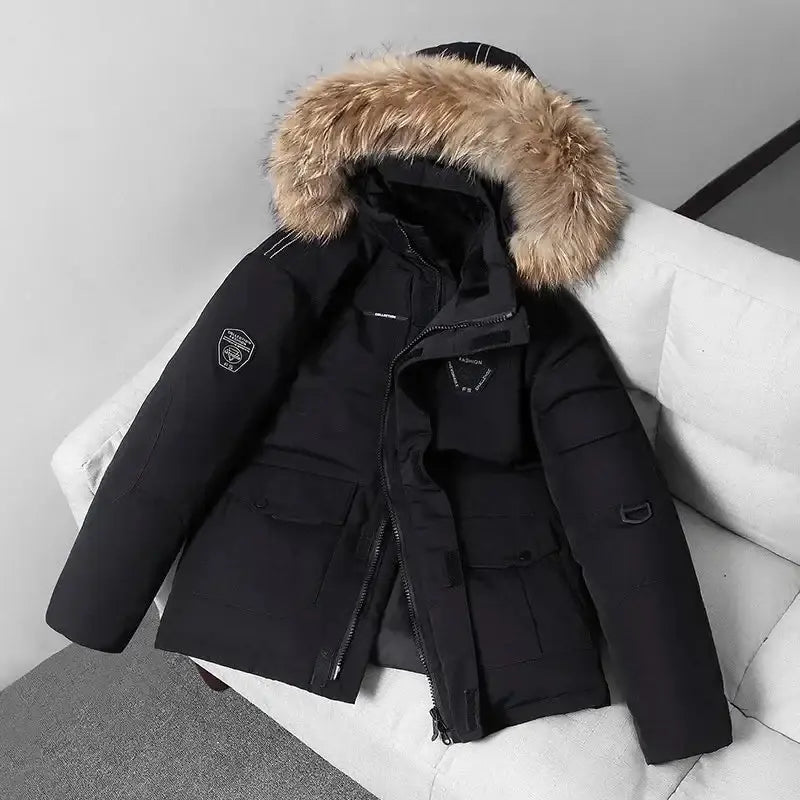 Parka doudoune homme à capuche fourrée – Le Polaire, doudoune noire avec fausse fourrure.