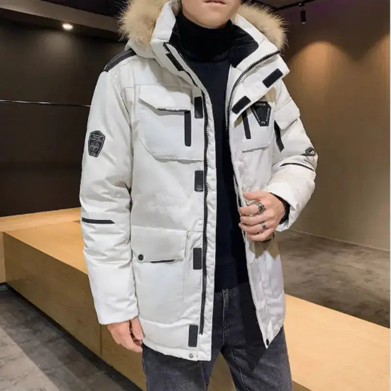Doudoune et parka homme blanche avec capuche en fourrure, doublure matelassée et multiples poches