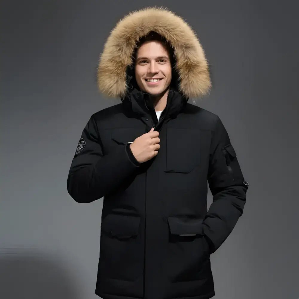 Parka doudoune homme capuche fourrée à la mode avec fausse fourrure, idéale pour les journées fraîches.