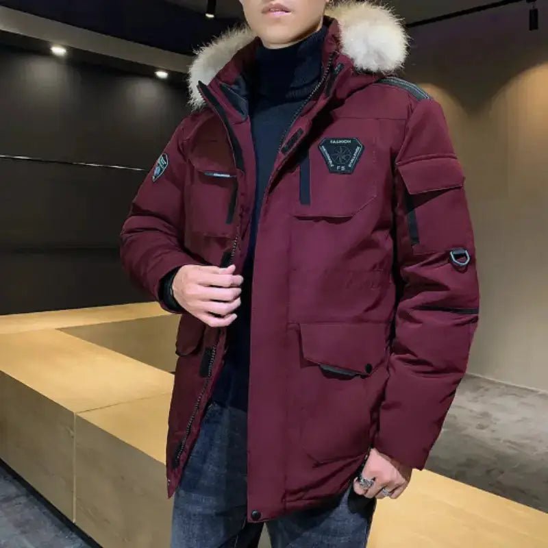 Parka doudoune homme à capuche fourrée rouge portée par un modèle, idéale pour les journées fraîches.