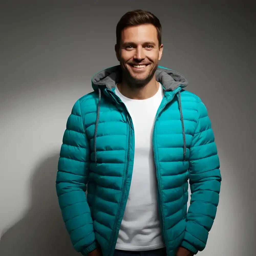 Homme souriant portant une parka doudoune homme légère de couleur turquoise avec capuche.
