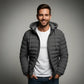 Doudoune parkas homme gris avec t-shirt blanc et jeans bleus, parfait pour l’hiver