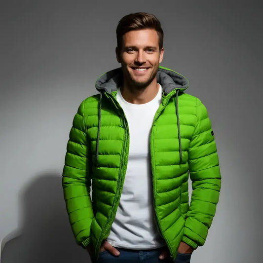 Doudoune parka homme verte avec capuche grise, portée sur t-shirt blanc