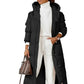 Longue parka femme avec capuche réglable, porté avec sweatpants et sac à motif