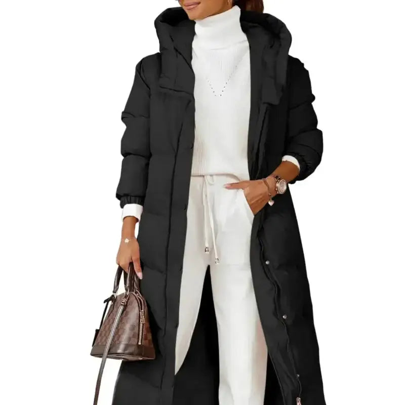 Longue parka femme avec capuche réglable, porté avec sweatpants et sac à motif