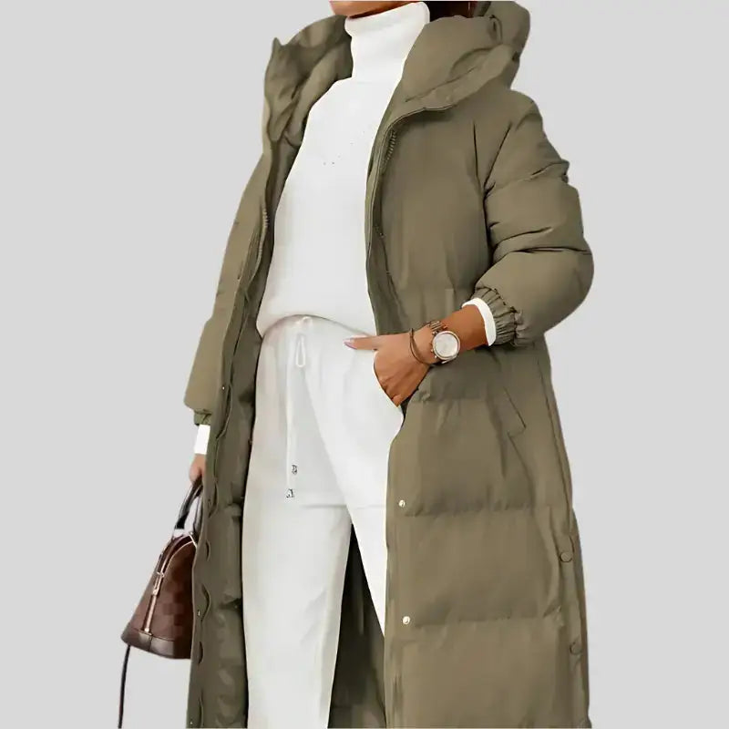 Longue parka femme olive verte avec capuche réglable, idéale pour usage quotidien
