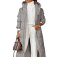 Femme portant une longue parka femme avec capuche réglable pour usage quotidien