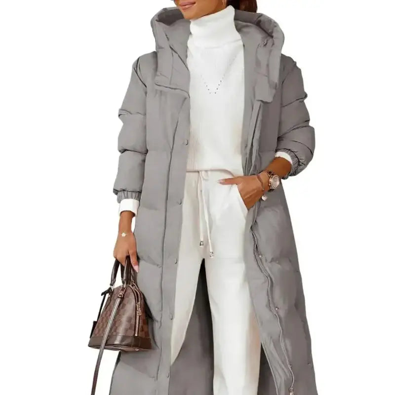 Femme portant une longue parka femme avec capuche réglable pour usage quotidien