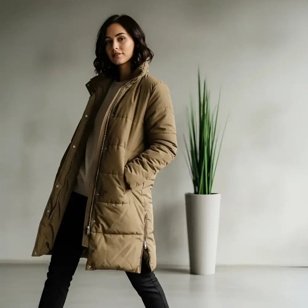 Longue parka femme avec capuche réglable, idéal pour usage quotidien, couleur tan