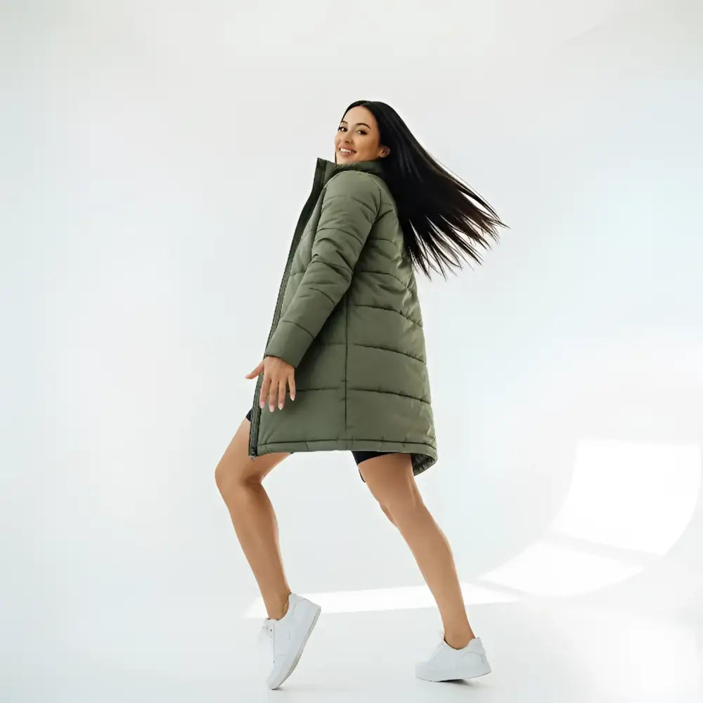 Femme portant une longue parka femme olive avec capuche réglable pour usage quotidien