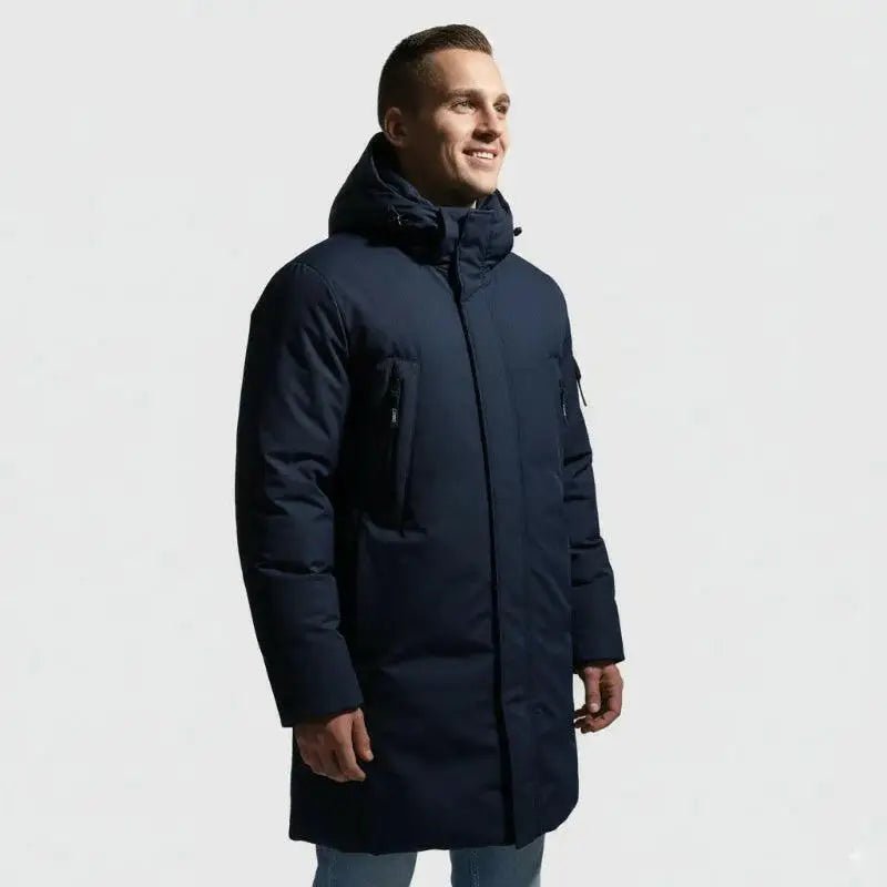 Homme souriant portant une parka longue homme coupe slim noire, idéale pour l'hiver avec une coupe stylée.