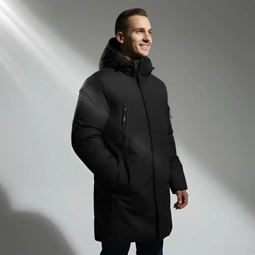Parka longue homme noire coupe slim de Le Minimaliste, mettant en valeur une coupe élégante et moderne.