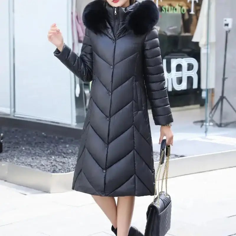 Manteau Parka Femme Cintré en noir avec col en fourrure, idéal pour allier chaleur et élégance.