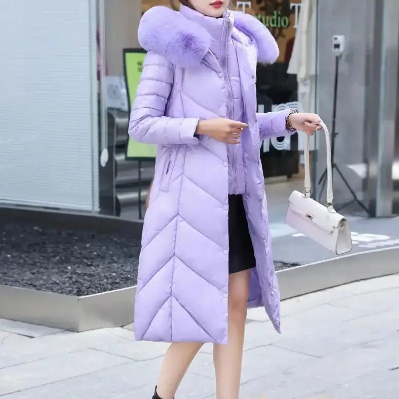 Manteau Parka Femme Cintré en violet avec un col en fourrure, élégant et chaud pour l'hiver.