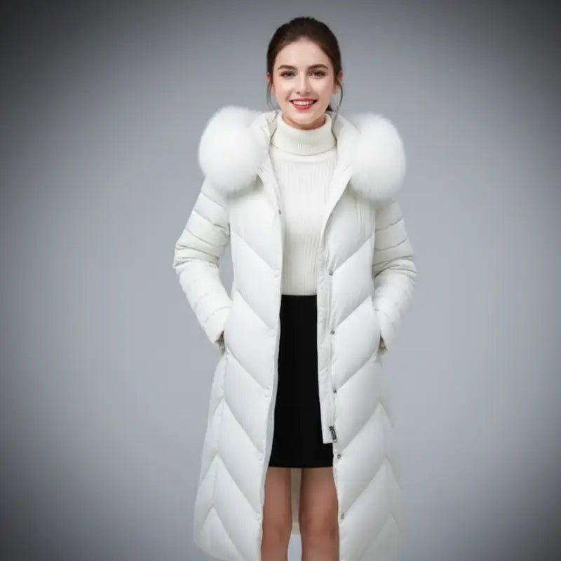 Manteau Parka Femme Cintré - La Couturière en blanc avec capuche en fausse fourrure, stylisé et chaleureux.