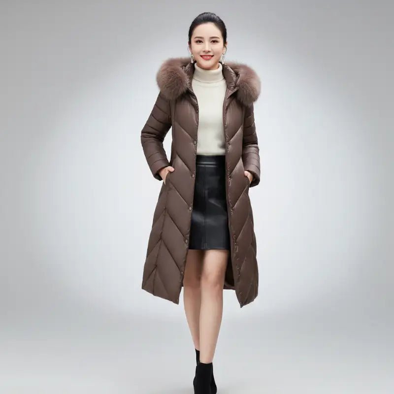 Manteau Parka Femme Cintré en chocolat, élégant et chaud avec capuche en fourrure.