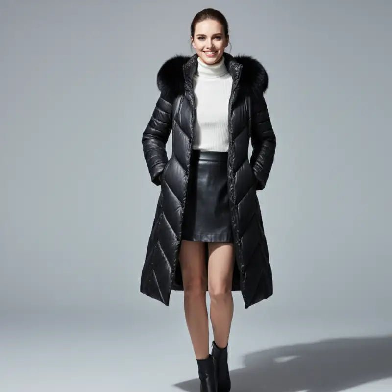 Manteau parka femme cintré La Couturière en noir avec capuche en fourrure, coupe élégante et silhouette flatteuse.