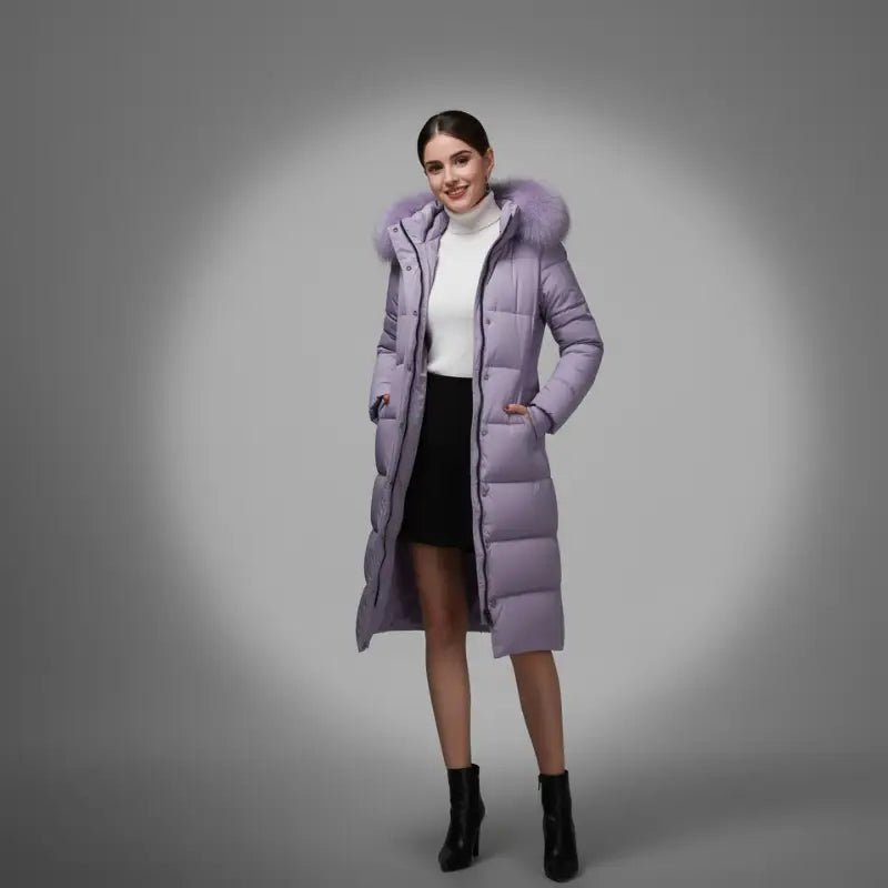 Manteau Parka Femme Cintré en violet avec capuche en fourrure, élégant et confortable.