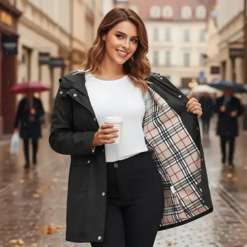 Femme portant une Parka Femme Doublure Tartan à Capuche dans une rue, montrant la doublure tartan.