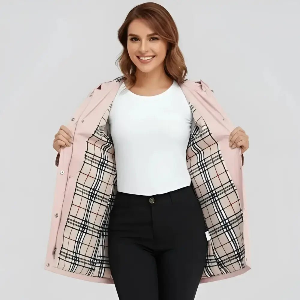 Parka Femme Doublure Tartan à Capuche ouverte montrant la doublure tartan et portée avec élégance.