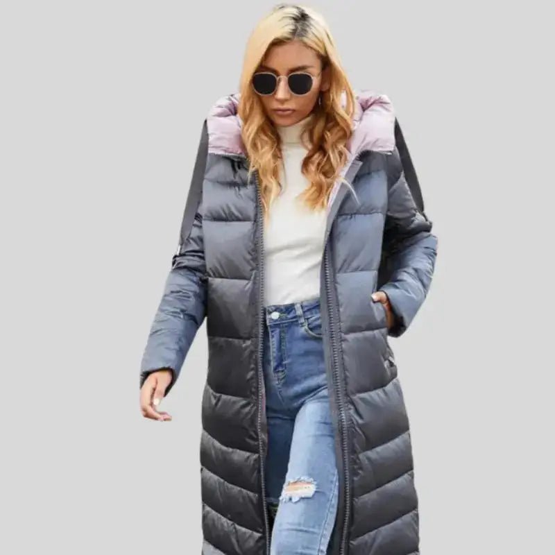 Parka femme à capuche longue couleur gris bleu, parfaite pour les journées fraîches en hiver.