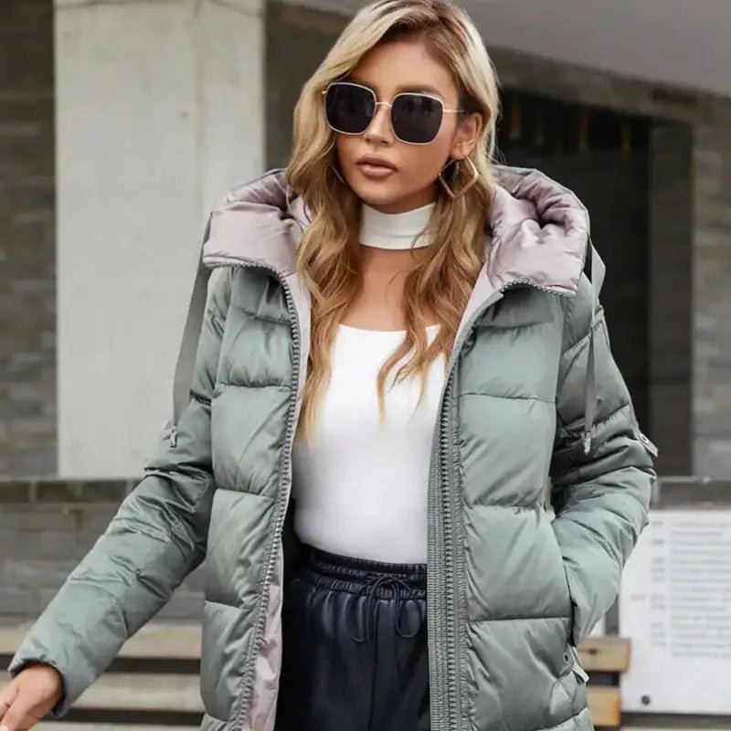 Parka à capuche femme verte, élégante et confortable pour l'automne et l'hiver, avec capuche doublée.