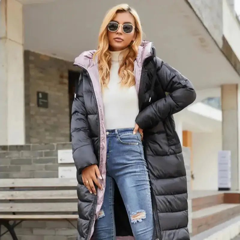 Parka femme à capuche longue portée avec lunettes de soleil et jeans décontractés