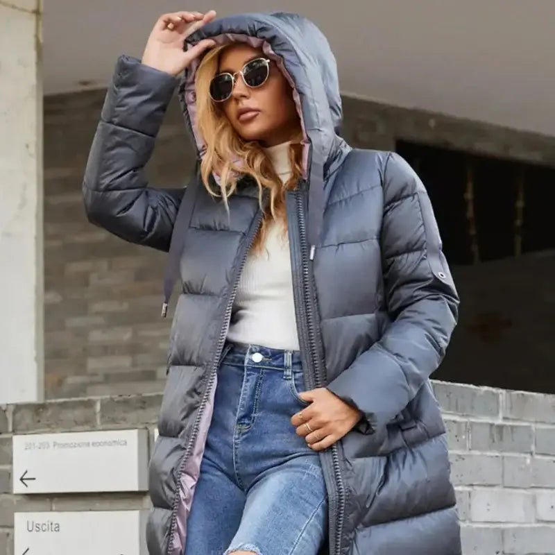 Parka femme à capuche longue, modèle élégant et moderne, idéale pour les journées fraîches.