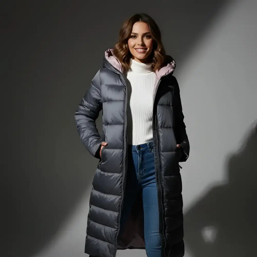 Parka femme à capuche longue en gris, idéale pour les journées fraîches et les tenues d'hiver confortables.