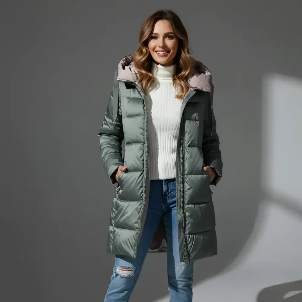 Parka femme à capuche longue gris vert portée par une femme, style décontracté, confort hivernal.