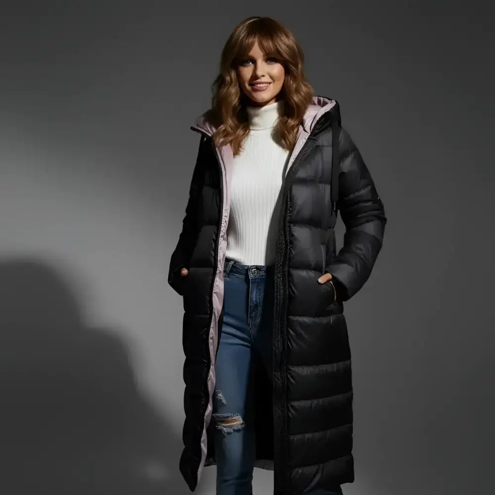 Parka femme à capuche longue de couleur noire, parfaite pour les journées fraîches et le confort hivernal.