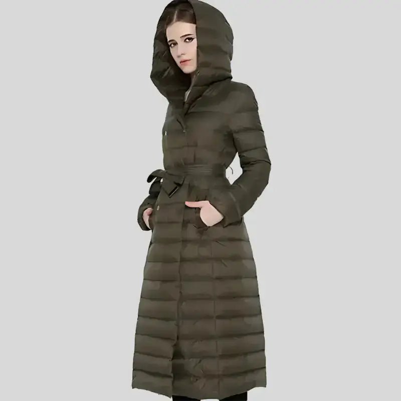 Parka femme longue à capuche en vert militaire, idéale pour les journées fraîches et les tenues d'hiver.