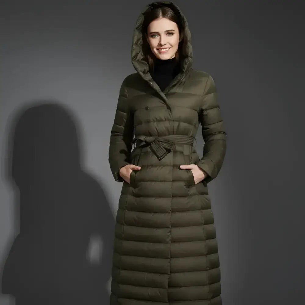 Parka femme longue à capuche couleur vert militaire portee par une femme souriante.