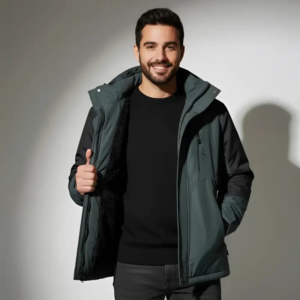 Homme souriant portant une parka homme bicolore à capuche, mettant en valeur son style et sa fonctionnalité.