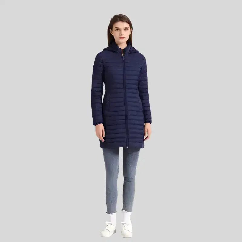 Parka femme longue matelassée beige à capuche – La Douce, modèle en bleu marine.