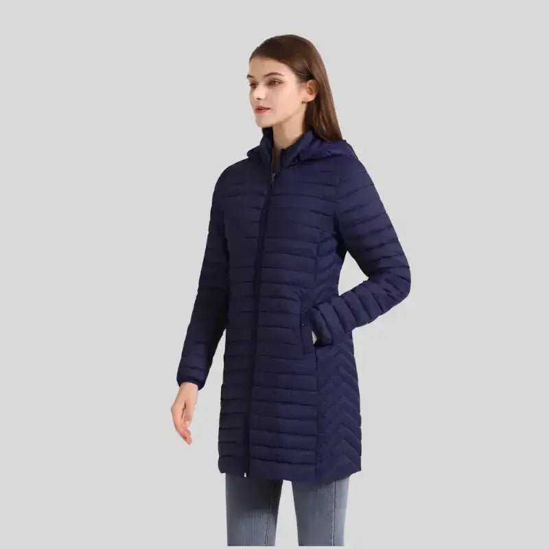 Parka femme longue matelassée beige à capuche – La Douce, modèle disponible en bleu marine.