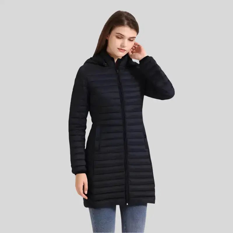 Parka femme longue matelassée beige à capuche, modèle noir présenté par La Douce.