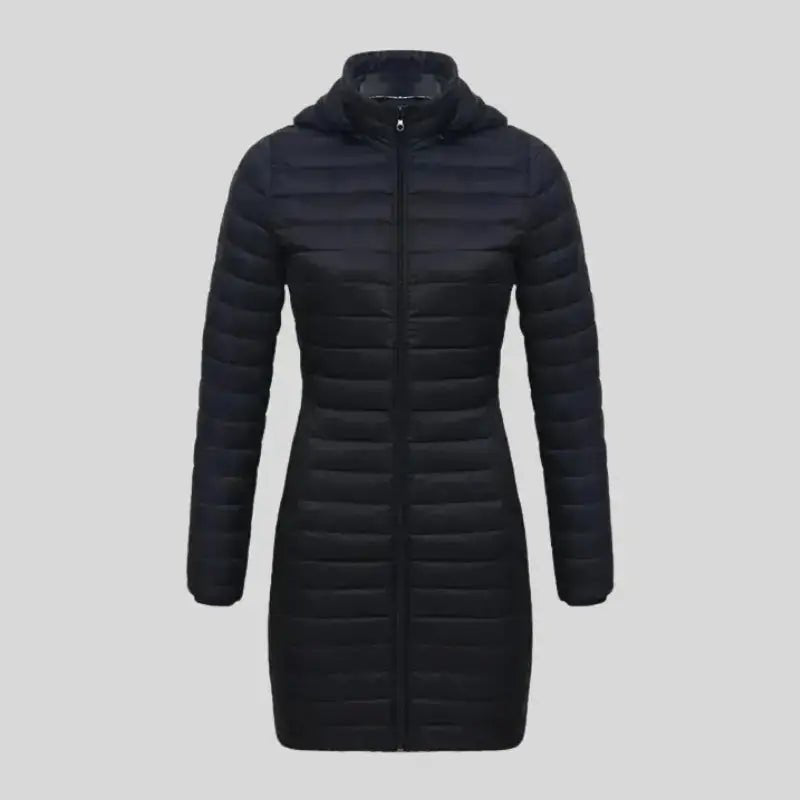 Parka femme longue matelassée beige à capuche – La Douce, modèle en noir, coupe ajustée.