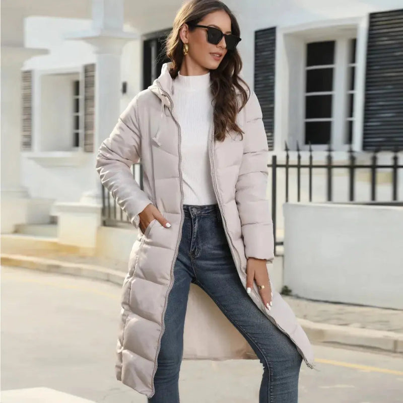 Parka chaude femme aventures plein air, incontournable affronter rigueurs hiver allure soignée

