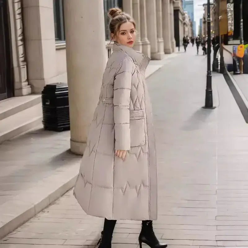 Parka femme matelassée hiver, parka longue grise, tenue d'hiver confortable en extérieur.