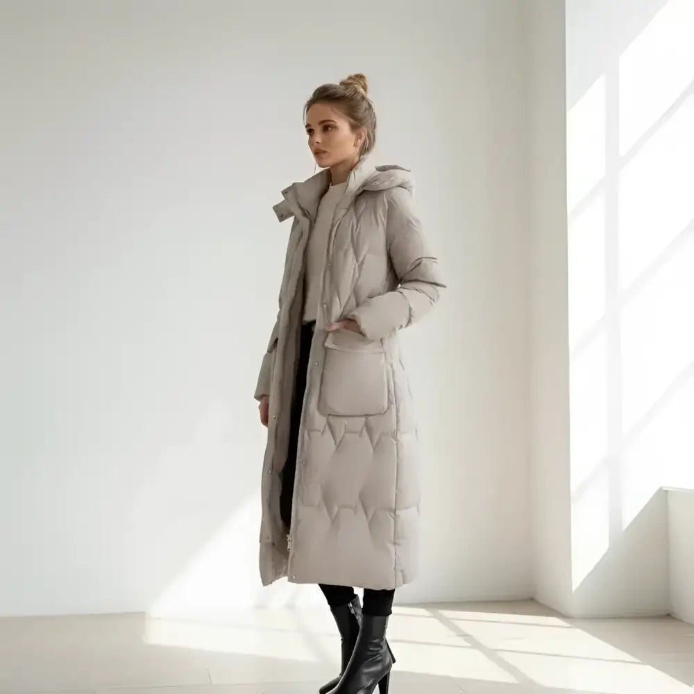 Parka femme matelassée hiver longue de couleur beige, idéale pour les journées froides.
