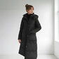 Femme portant une parka chaude femme hiver avec doublure épaisse et coupe féminine pluie légère