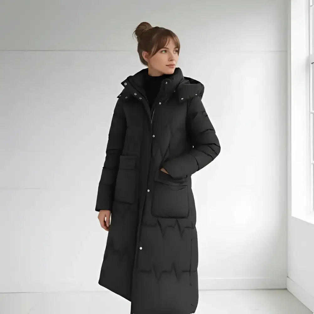 Femme portant une parka chaude femme hiver avec doublure épaisse et coupe féminine pluie légère