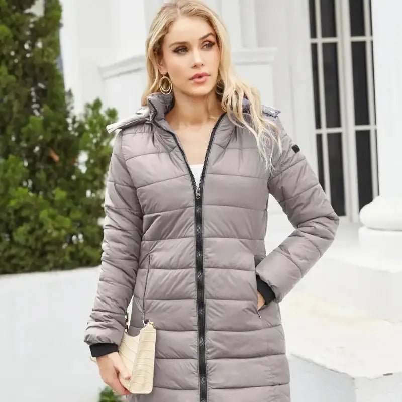 Parka Femme Imperméable Vert Militaire – La Sentinelle portée par une femme à l'extérieur.