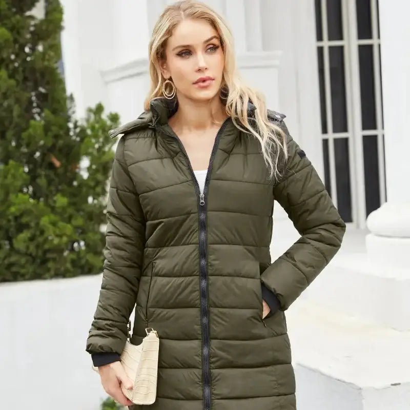 Femme portant une parka femme imperméable vert militaire avec capuche, élégante et pratique.